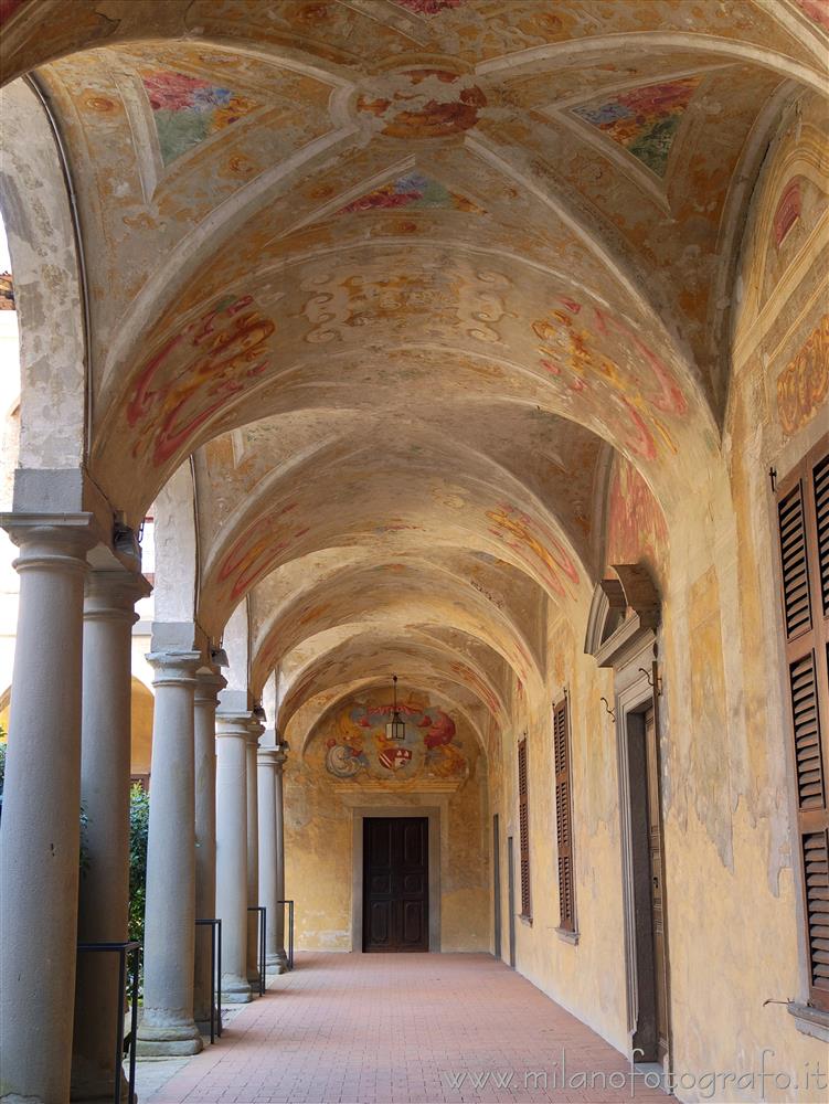 Cavernago (Bergamo) - Colonnato nel cortile del Castello di Cavernago